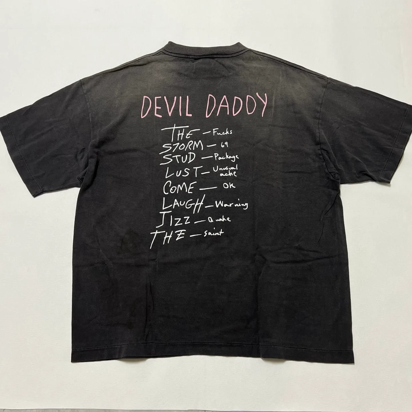 SAINT Mxxxxxx SS TEE/DEVIL DADDY/BLK Virgin Mary retro distressed printed tee, washed black S-XL, this season's hottest item, in order to give you an authentic experience, repeated debugging and polishing in printing and washing, finally meet you, the same old style, the same as the original version, cylindrical side seam OE yarn fabric/completely matched accessories, garment dyeing, heavy washing and water fading, bust bandage fading.